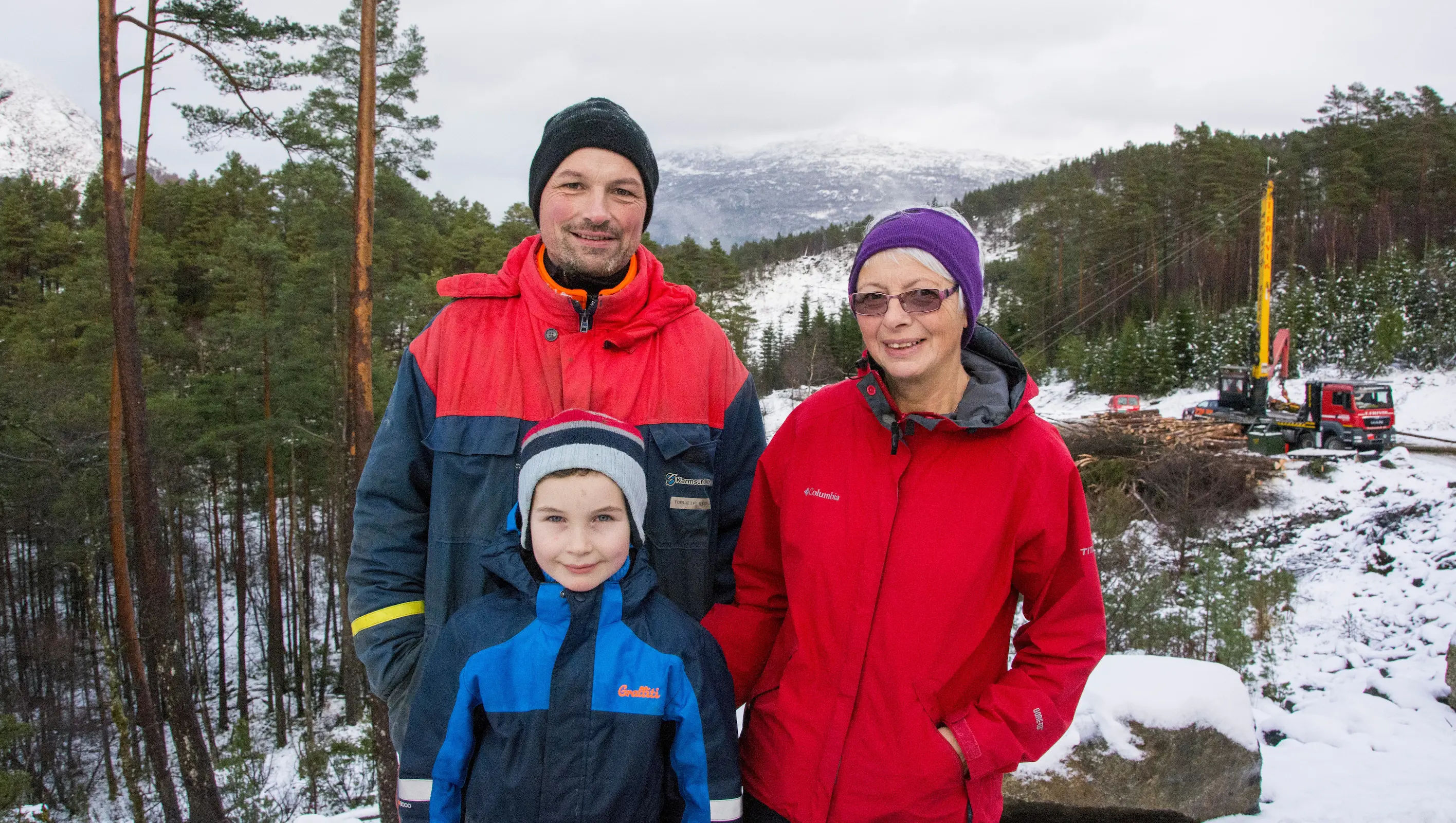 Tre generasjonar på skogdag i eigen skog